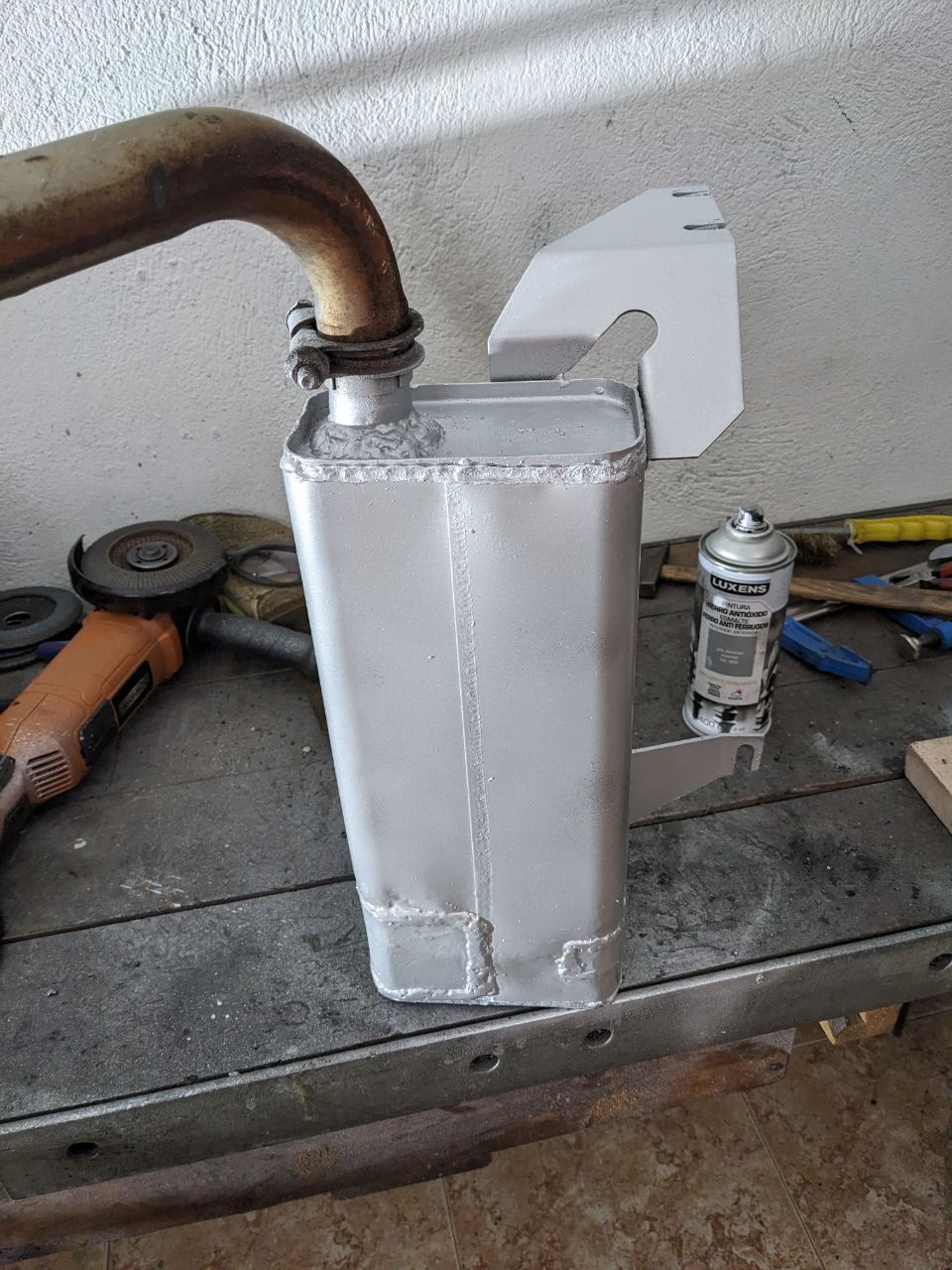 Tubo de escape restaurado con pintura anticorrosiva