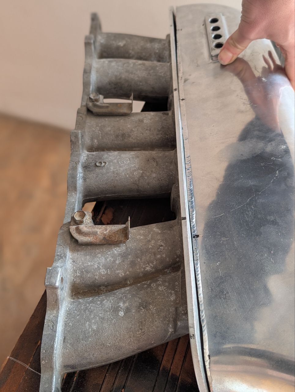 Soldadura de chapa en colector de admisión de aluminio